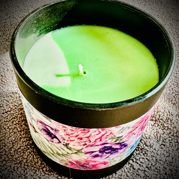 Authentic Kyoto Floral Scented Candle in Black Holder - Picture 2 of 7